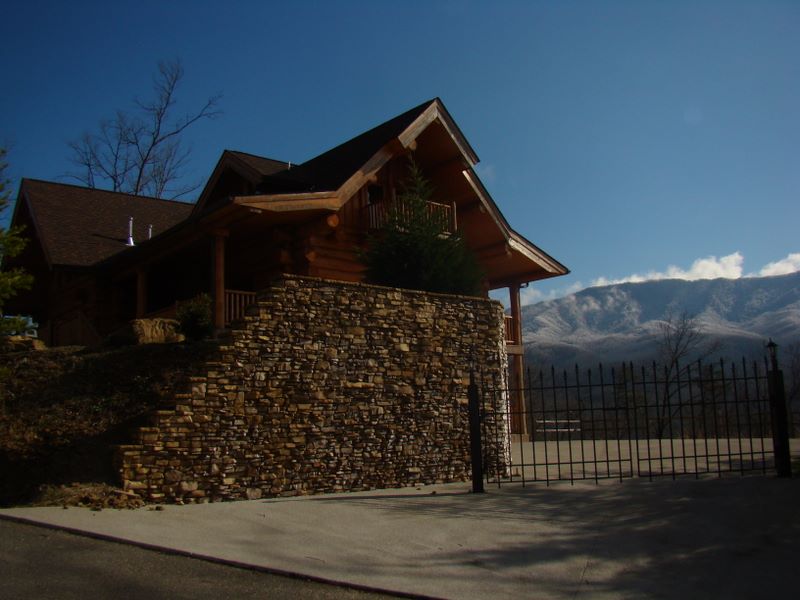 Luxury log home in Gatlinburg near Cobbly Nob and Pittman Center within the Pinnacle View development