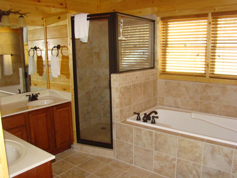 Luxury log cabin in the Gatlinburg Arts & Crafts Community - Luxury bathroom in log cabin rental